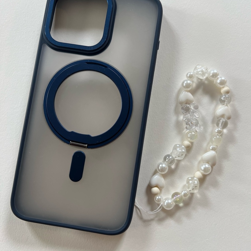 White 🤍🐇 Beaded Phone Charm - Picture 2 of 3